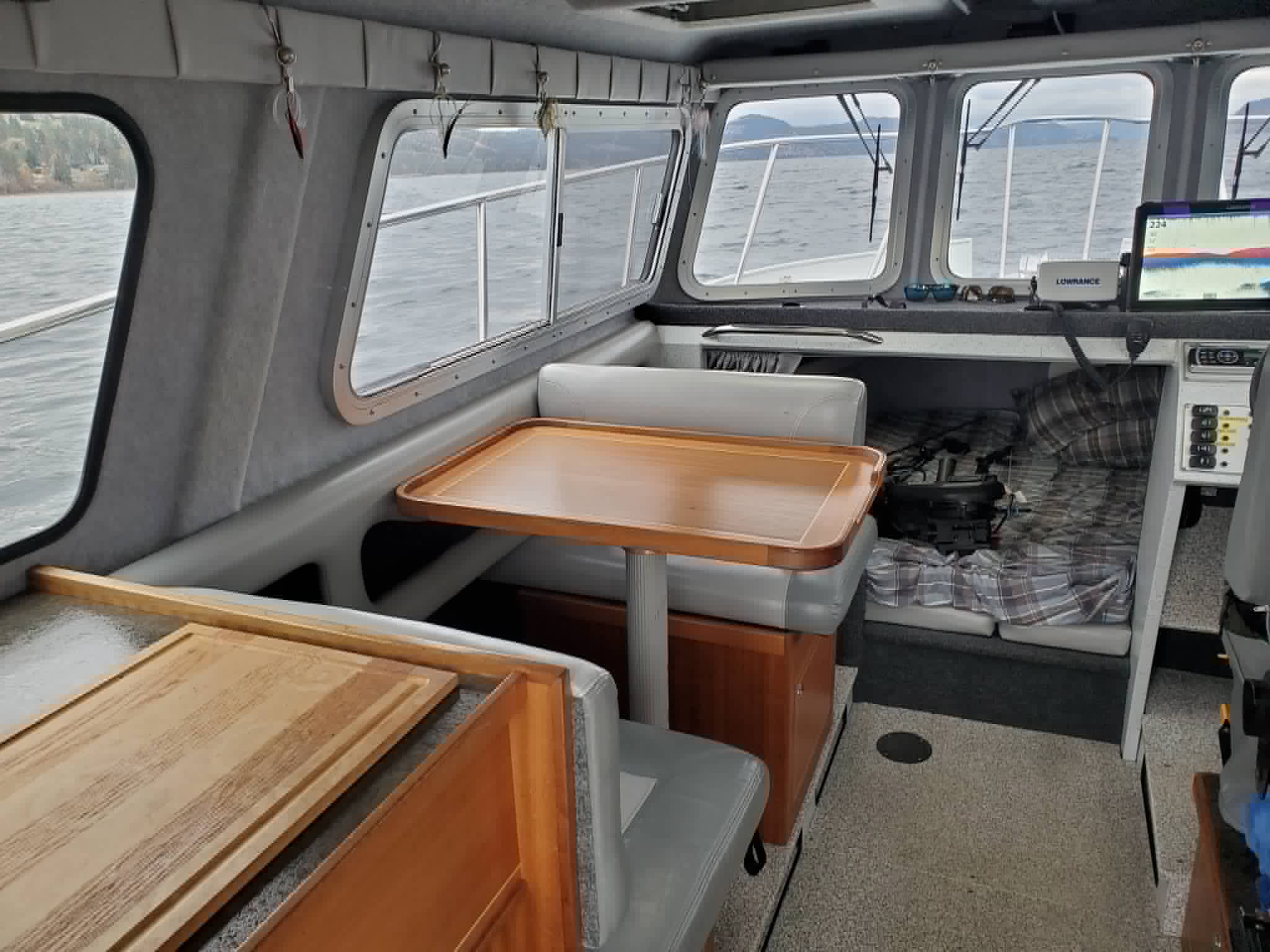 Cabin dinette table inside the Kingfisher 2525