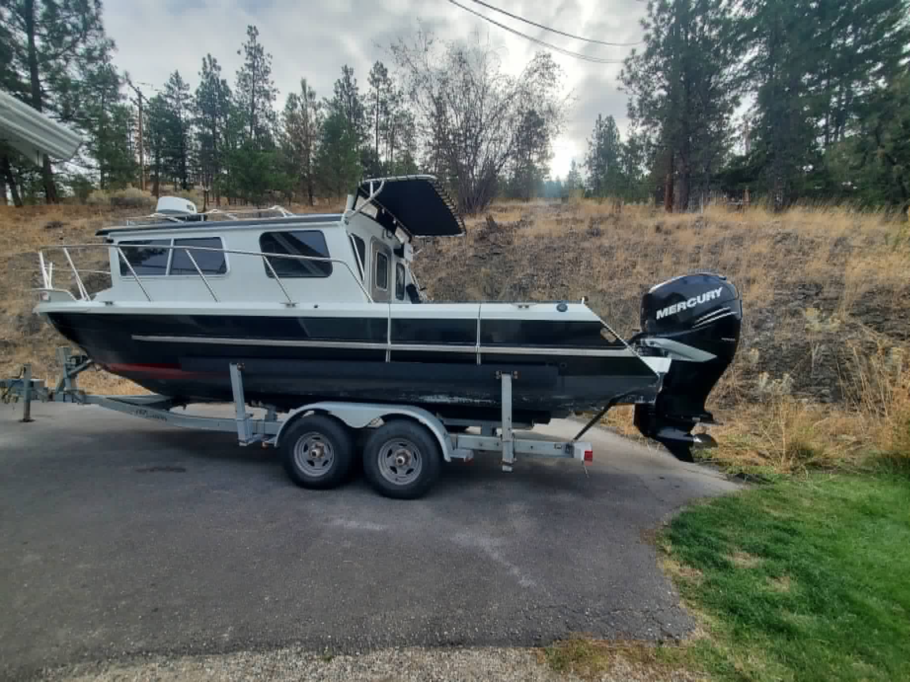 Kingfisher 2525 Weekender — our Kelowna charter boat, side profile