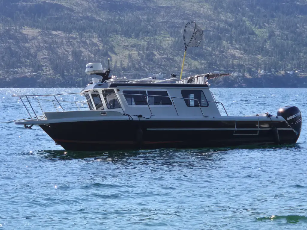 Kingfisher 2525 Weekender — our Kelowna charter boat, side profile